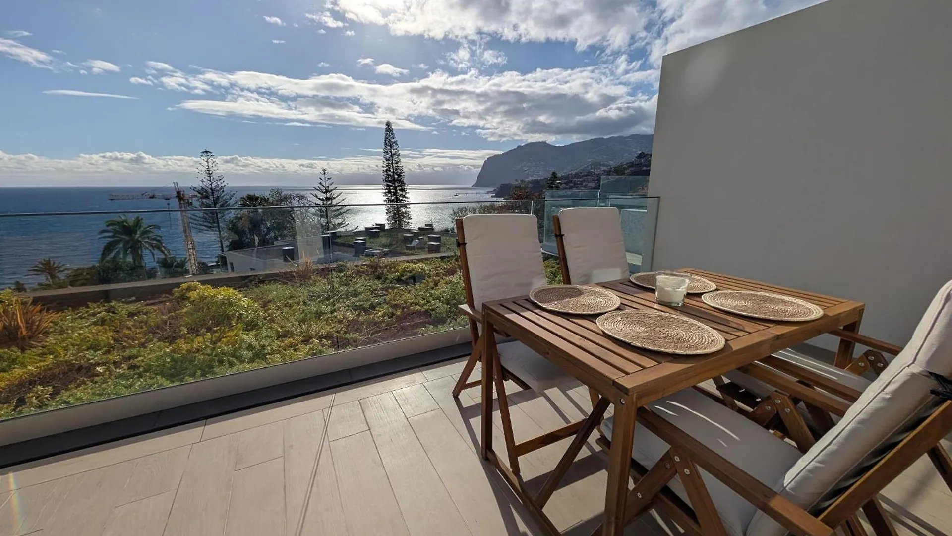 Breathtaking Oceanfront Living, Sunset Facing 3-Bedroom Flat In Acqua Residences Funchal  Portugalsko
