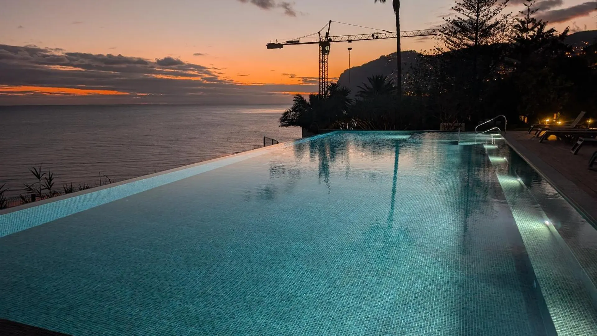 Breathtaking Oceanfront Living, Sunset Facing 3-Bedroom Flat In Acqua Residences フンシャル アパート