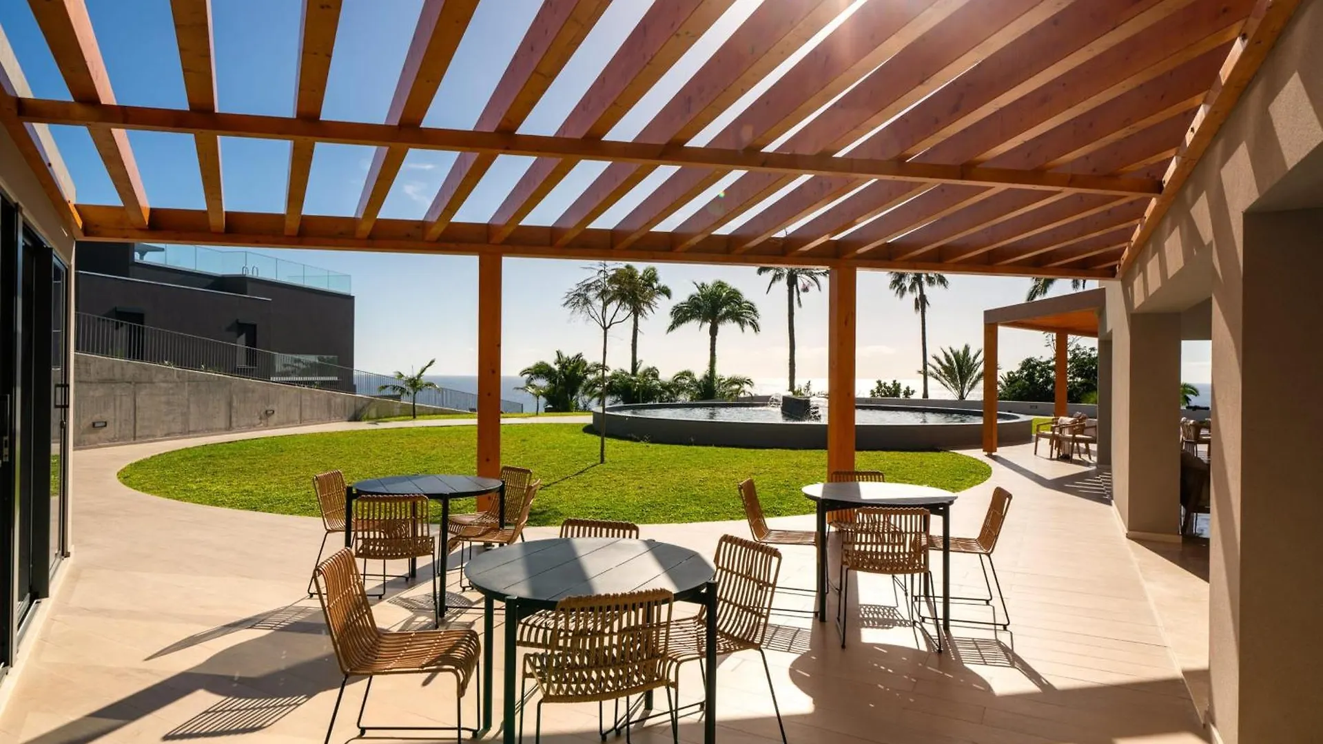 Breathtaking Oceanfront Living, Sunset Facing 3-Bedroom Flat In Acqua Residences フンシャル アパート