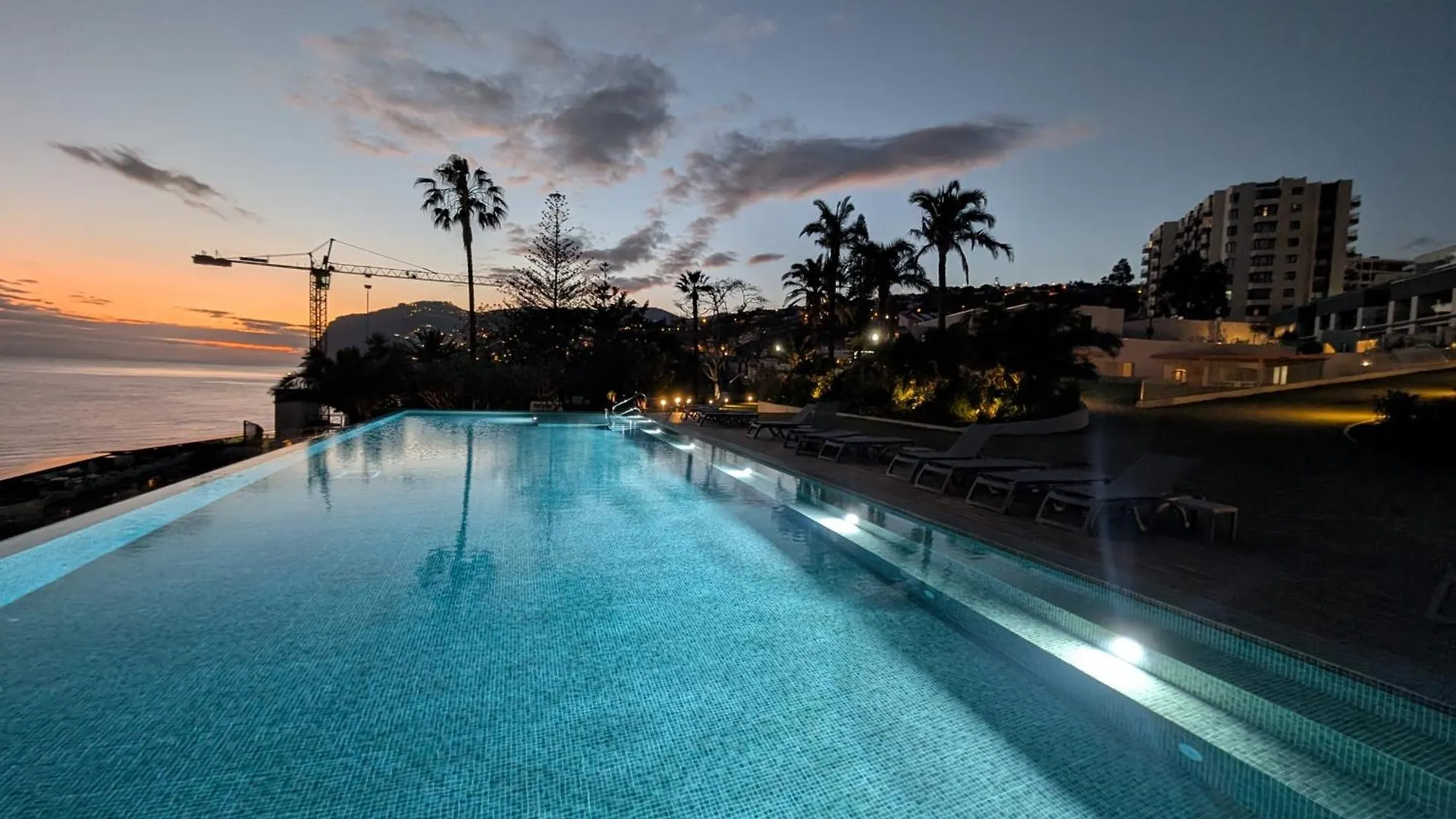 Breathtaking Oceanfront Living, Sunset Facing 3-Bedroom Flat In Acqua Residences フンシャル