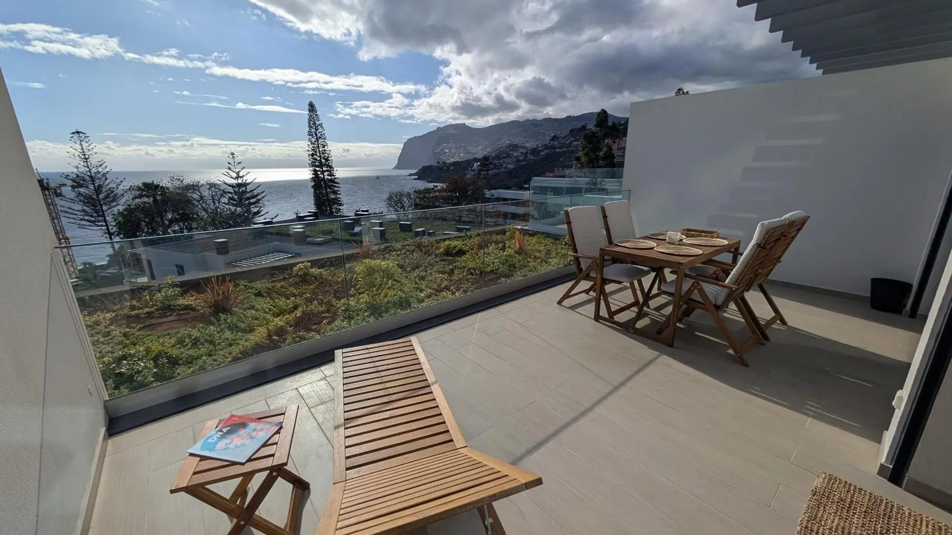 Breathtaking Oceanfront Living, Sunset Facing 3-Bedroom Flat In Acqua Residences Funchal  Portugalsko