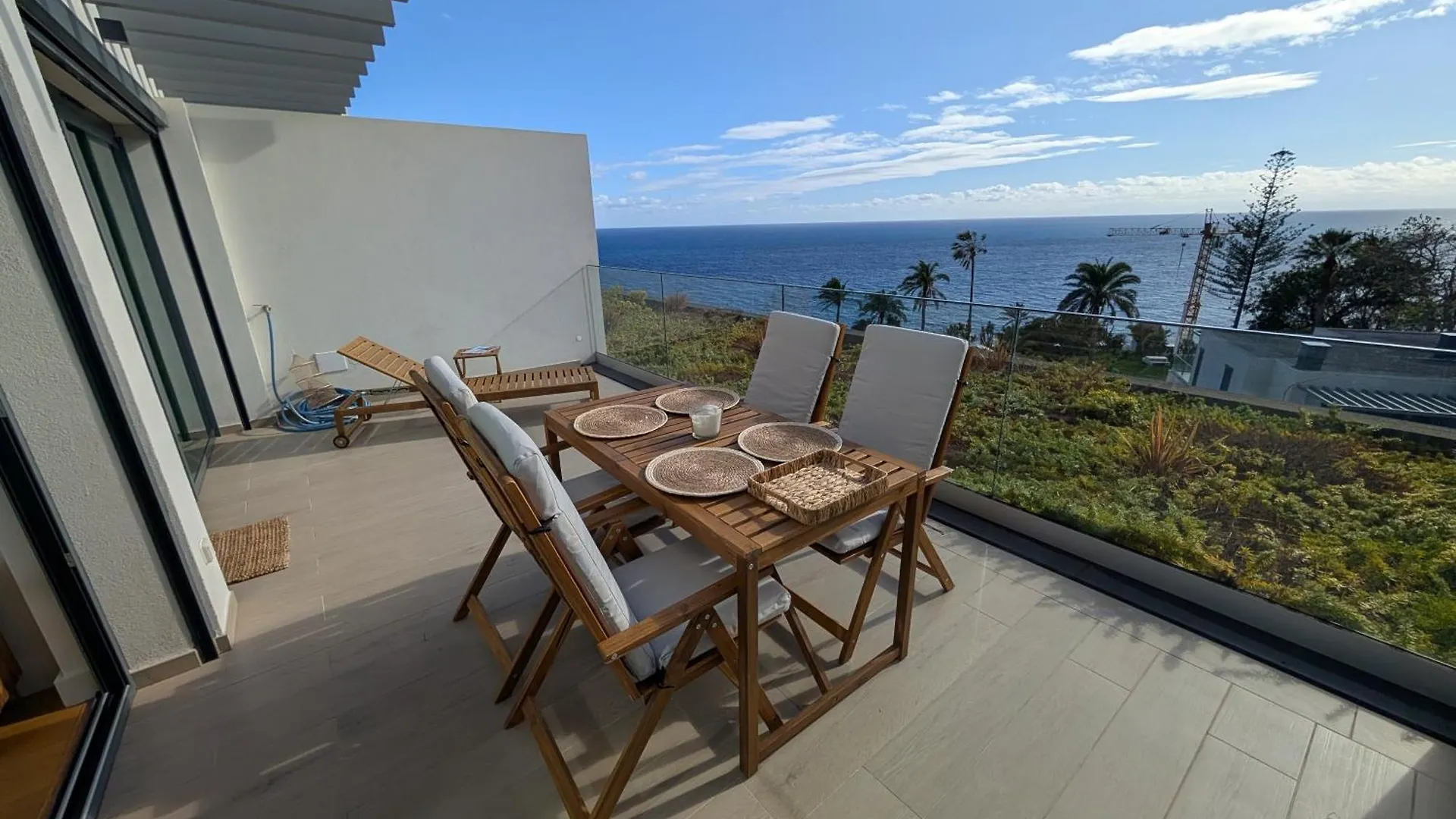 Breathtaking Oceanfront Living, Sunset Facing 3-Bedroom Flat In Acqua Residences フンシャル アパート
