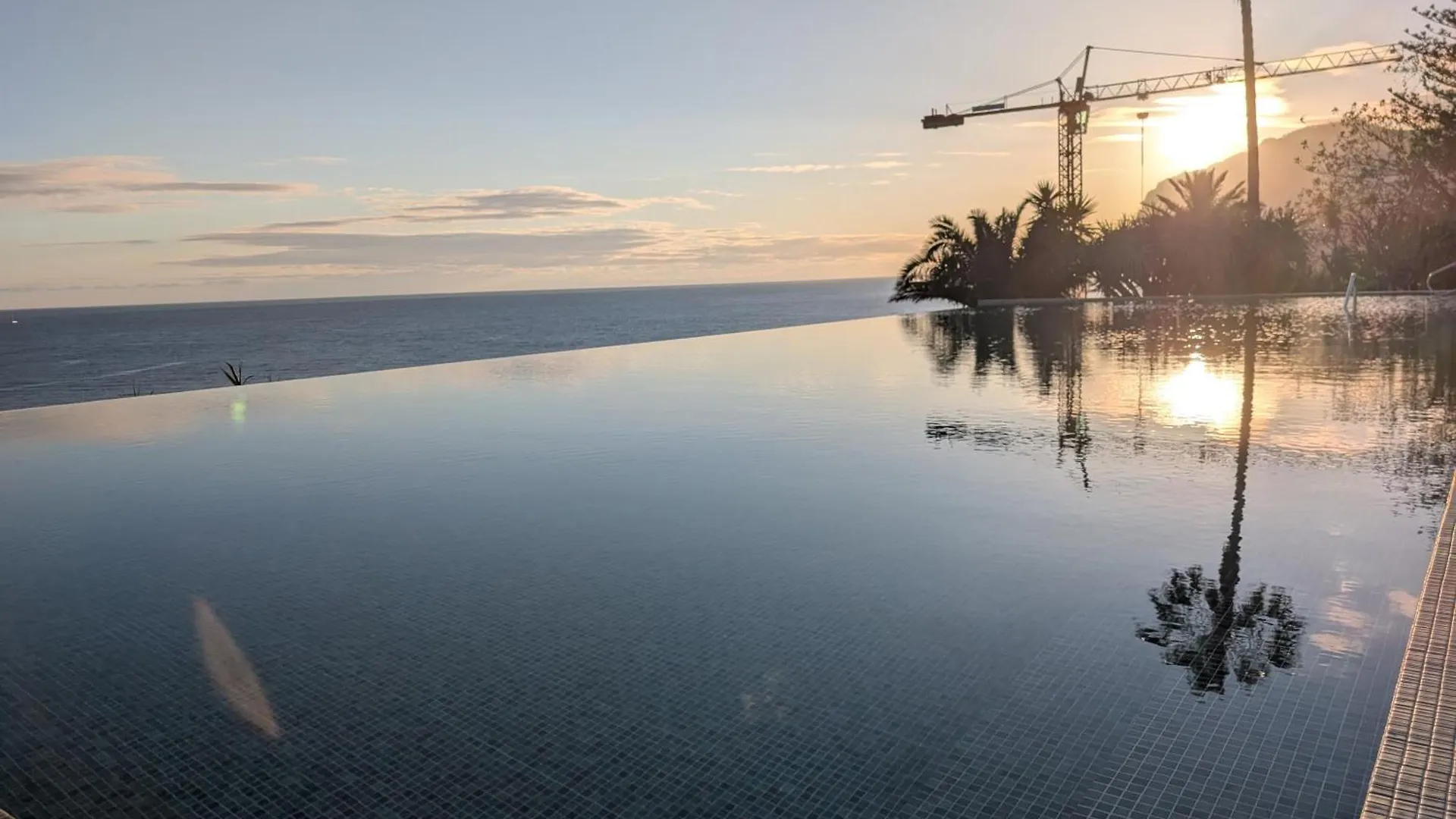 アパート Breathtaking Oceanfront Living, Sunset Facing 3-Bedroom Flat In Acqua Residences フンシャル
